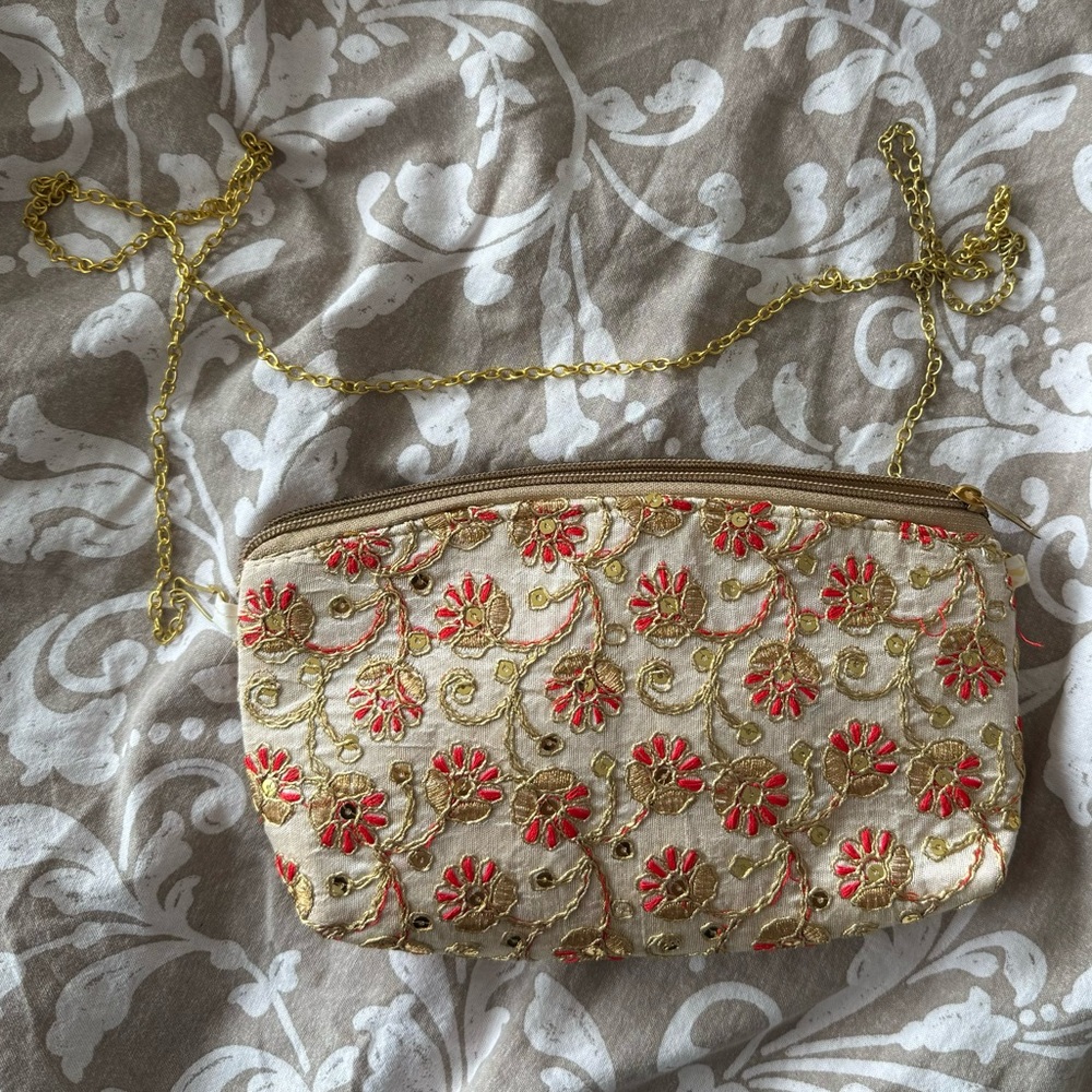 Vintage Embroidered Floral Purse with Detachable Gold Chain Strap